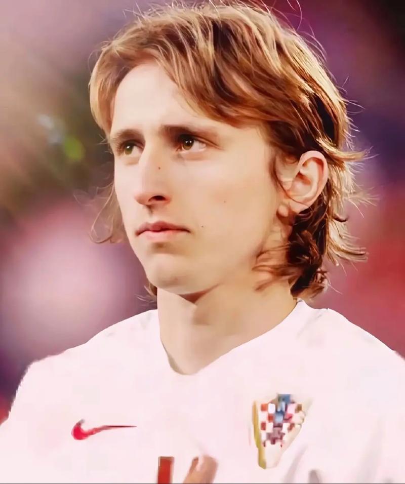 已成惯例，阿根廷足协主席赛前晒与梅西、德保罗合照